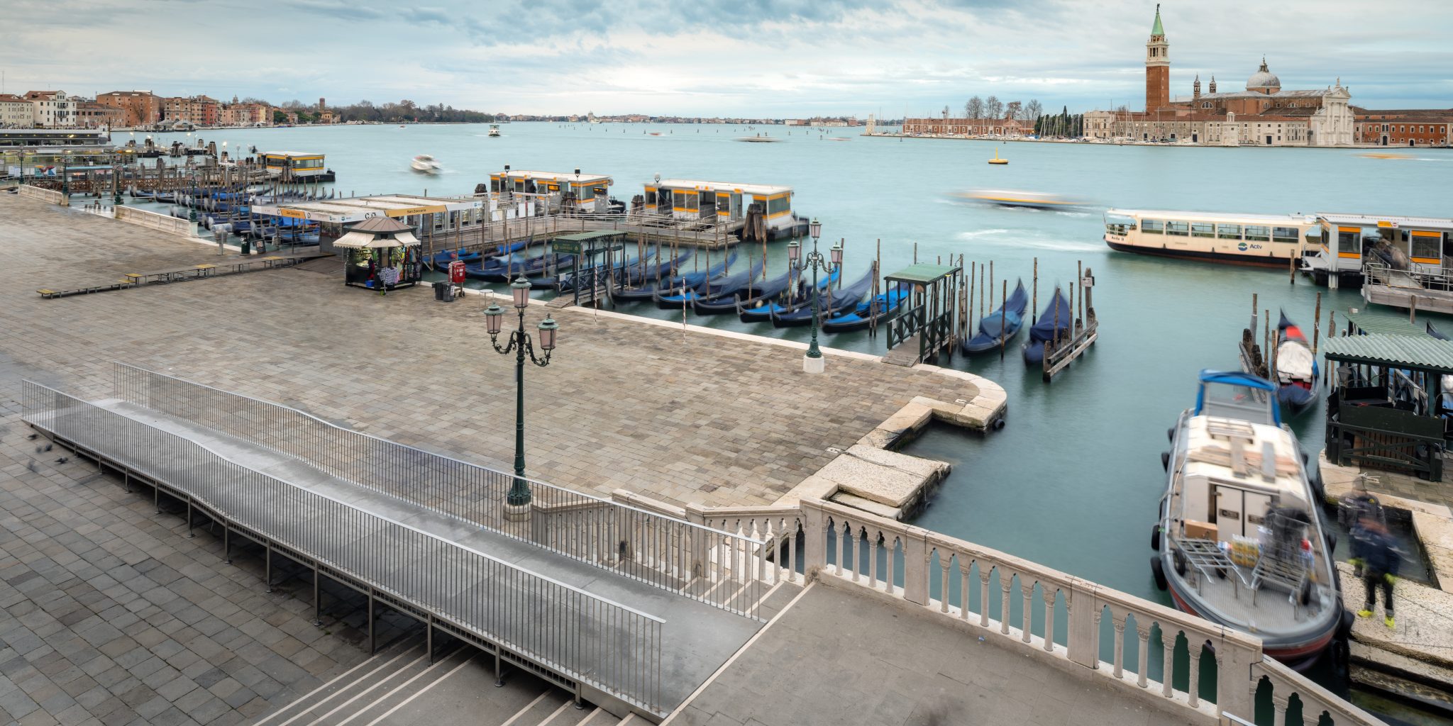 Adjustment of the historic bridges in the city of Venice